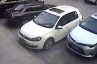 В Китае автомобилист-неудачник 15 раз ударил соседнюю машину, пока выезжал со стоянки
