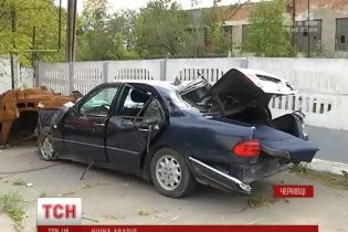 У Чернівцях молодик розбив подарований батьками "Мерседес" і відправив друзів у реанімацію