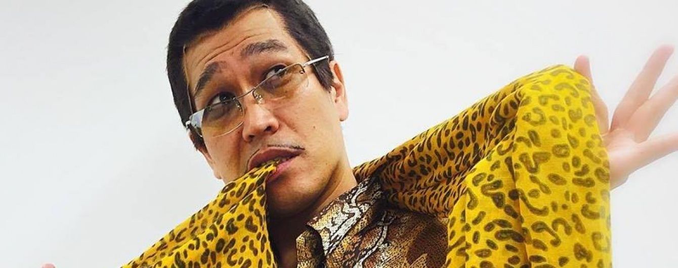 Японский комик, подорвавший Сеть песней "Pen Pineapple Apple Pen", спел новый хит
