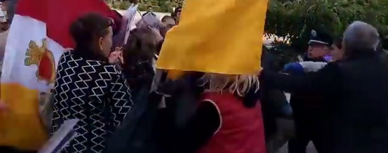 На Куликовому полі в Одесі сталися зіткнення, активіста "Правого сектору" затримано