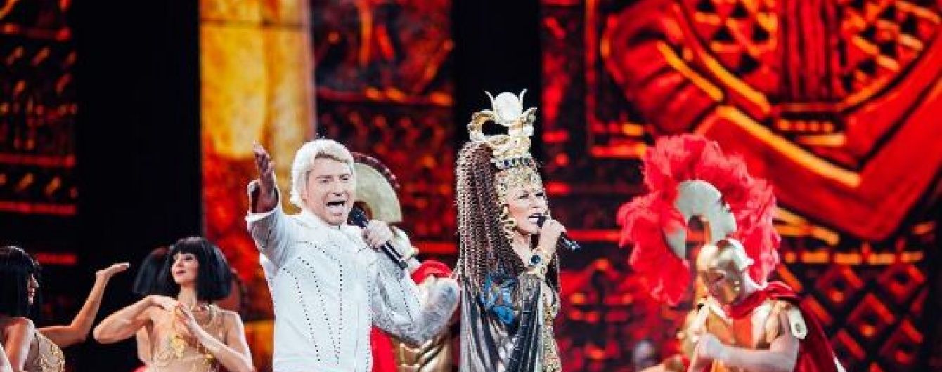 Таїсія Повалій в образі Клеопатри заспівала з "імператором" Басковим у Кремлі
