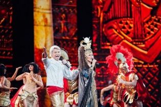 Таїсія Повалій в образі Клеопатри заспівала з "імператором" Басковим у Кремлі