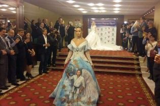 В Сети высмеивают свадебное платье с принтом крылатого Путина в полный рост