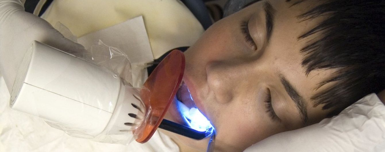 Безопасно и не страшно: можно ли лечить детям зубы во сне