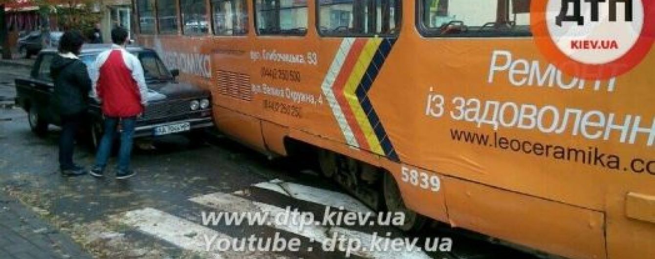 В столице трамвай сошел с рельсов и повредил авто