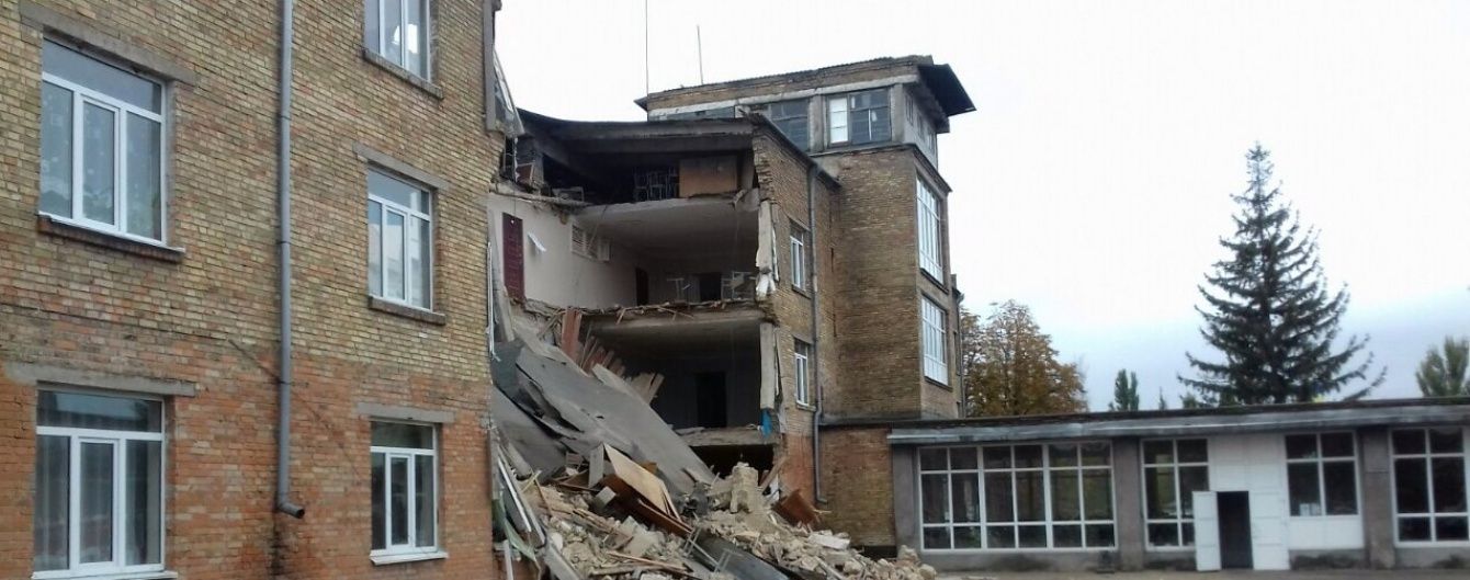 Падала штукатурка і хлопці жартували, що стіна впаде – учні васильківської школи про обвал