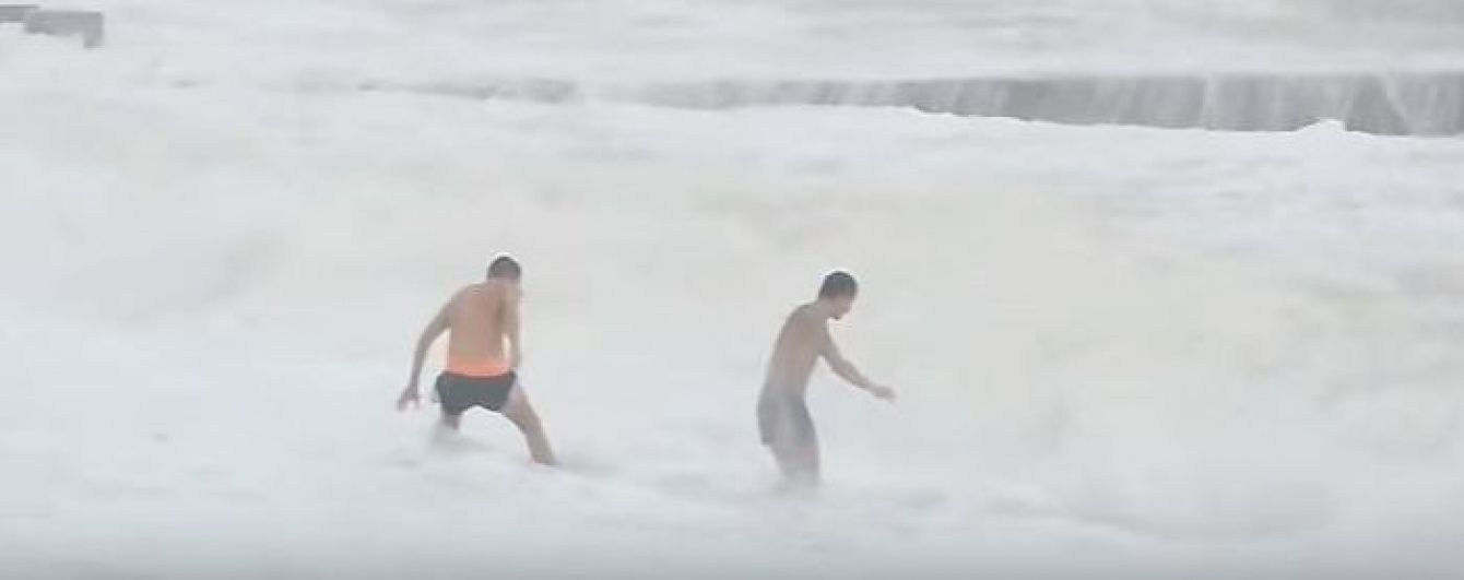 В Одессе двое экстремалов пошли купаться в штормовое море