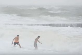 В Одессе двое экстремалов пошли купаться в штормовое море