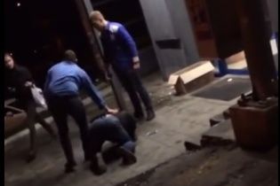 Охоронці київського супермаркета жорстоко побили чоловіка ногами через крадіжку товару