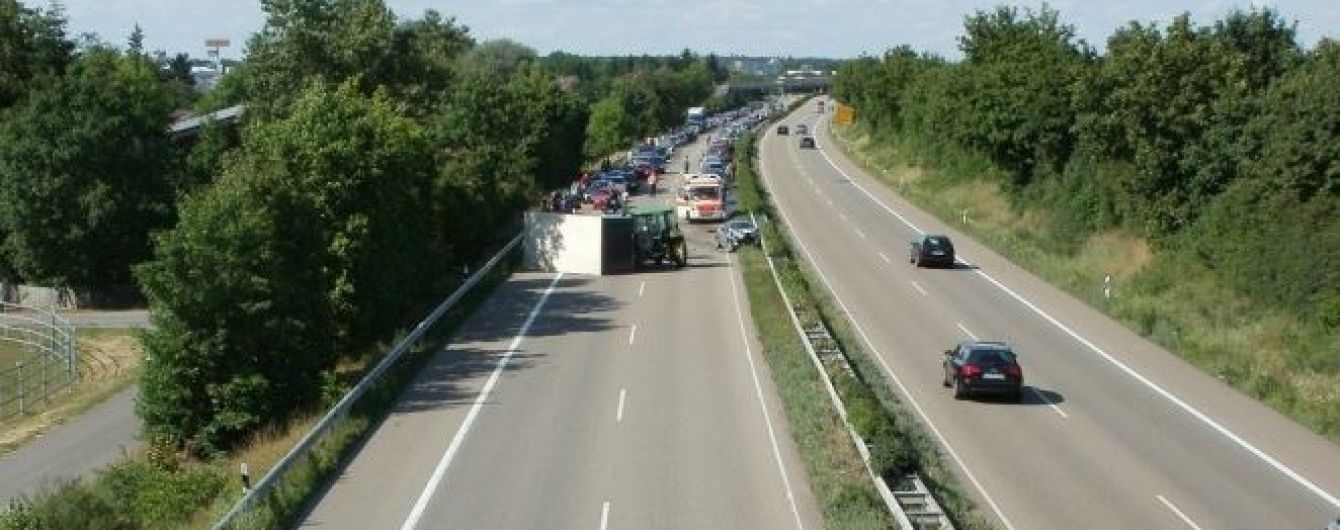 У Польщі український мікроавтобус спричинив серйозну ДТП – ЗМІ