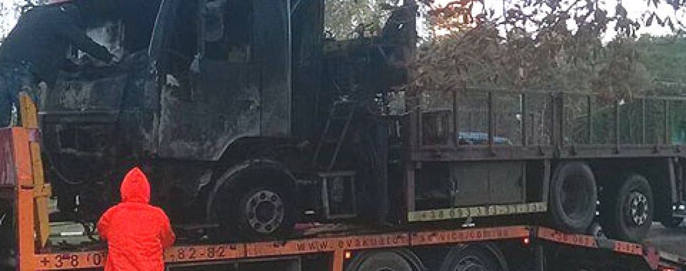 У Києві вночі вщент спалили евакуатор, який забирав автокав'ярні