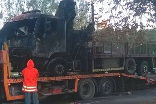 У Києві вночі вщент спалили евакуатор, який забирав автокав'ярні