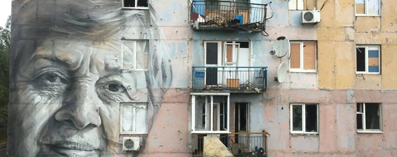 ТСН поспілкувалась з вчителькою, яку зобразили на муралі у прифронтовій Авдіївці
