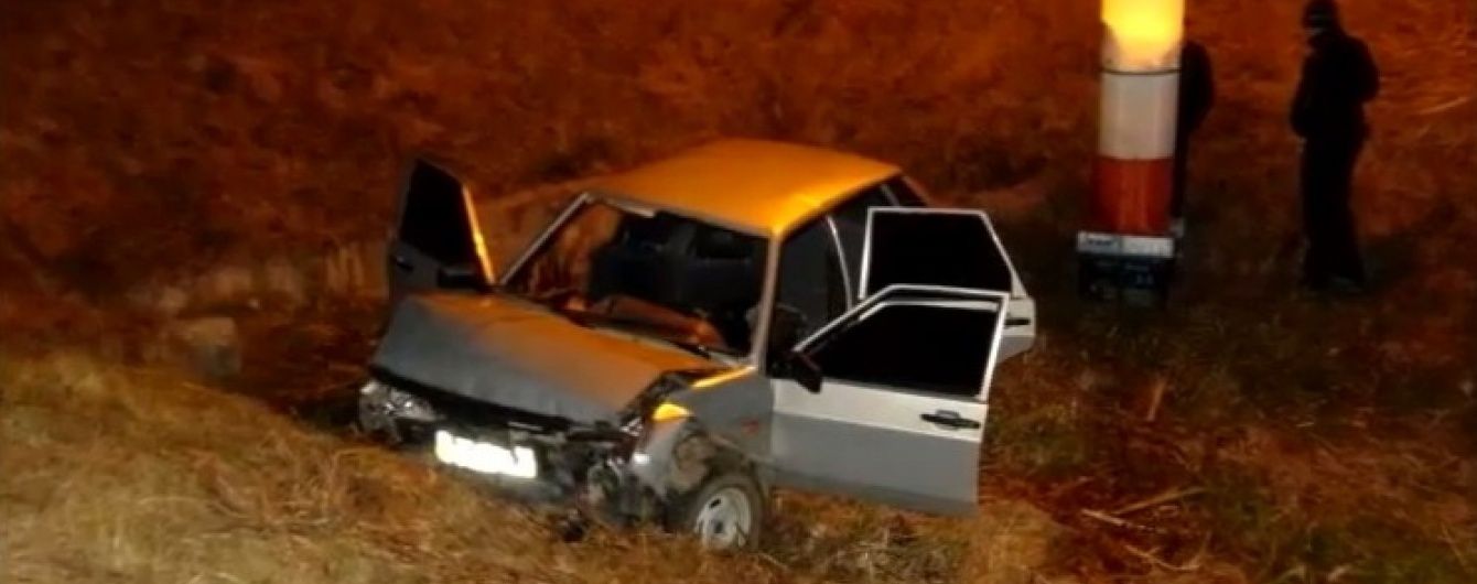 Группа пьяных школьников свалилась на машине с моста