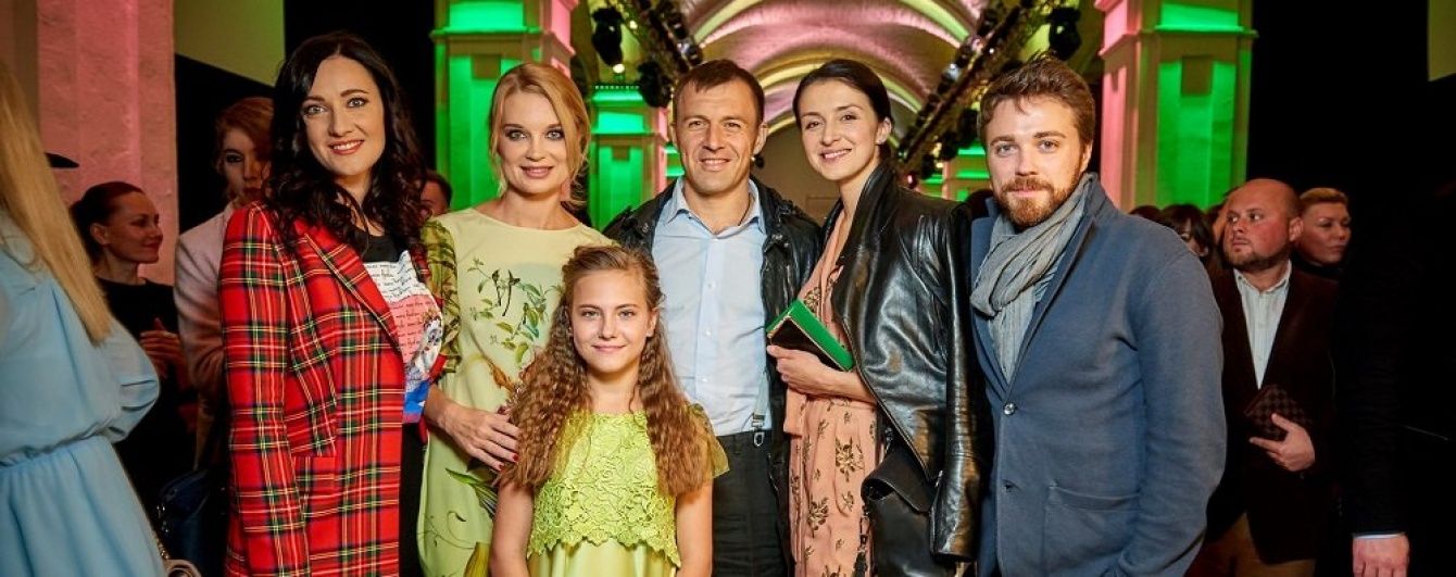 Вишукана Лідія Таран у квітчастій сукні здійснила мрію дівчинки з Луганщини