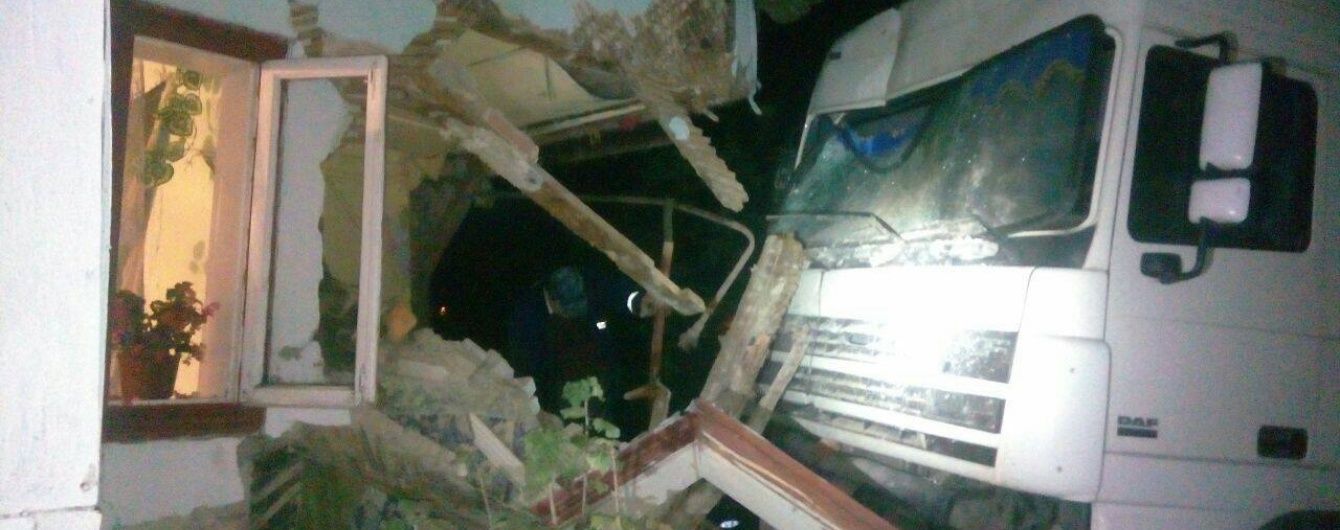 На Львівщині вночі фура протаранила житловий будинок