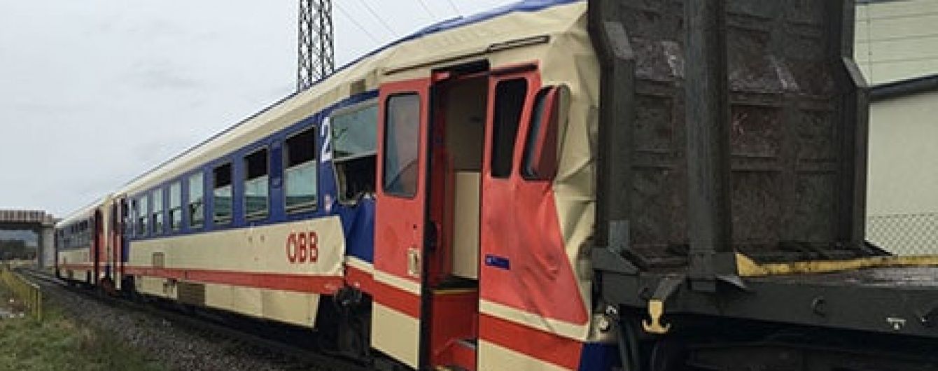 В Австрії електричка зіткнулась з товарними вагонами