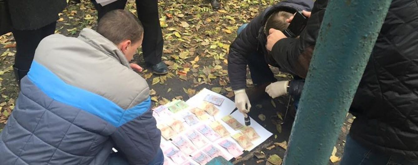 В Івано-Франківську затримали чотирьох поліцейських за хабар в 1,5 тис. дол.