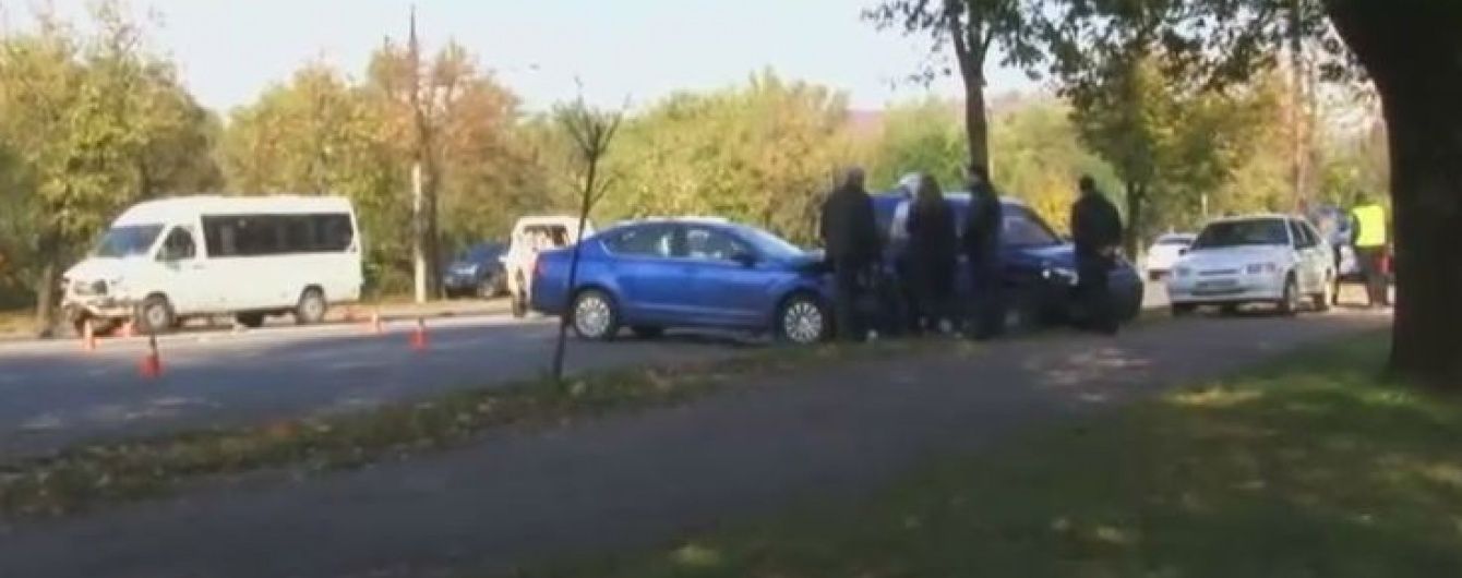 У Кривому Розі зіткнулись одразу чотири машини та маршрутка