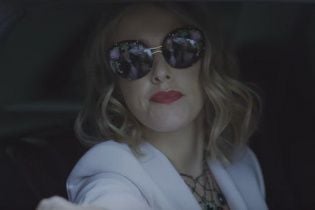 Вагітна Ксенія Собчак знялася у гостросюжетному кліпі "Ленінграда" про власні окуляри