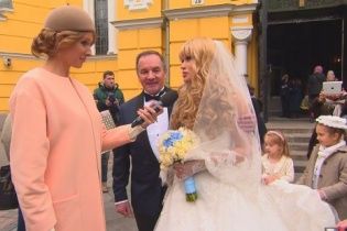 Мер Глухова із дружиною пояснили, чому обрали екстравагантне авто для весілля