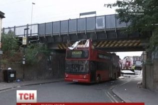 У Лондоні розбився двоповерховий автобус: десятки постраждалих