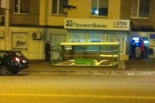 У Києві сильний вітер "здув" зупинку громадського транспорту