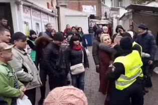 В Івано-Франківську натовп людей ледве не побив поліцейських, які затримували водія-порушника