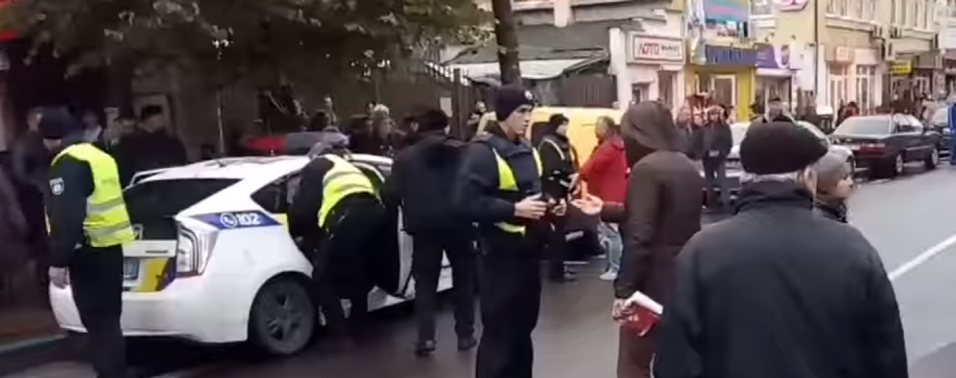 Штовханина та опір копам. У поліції розповіли подробиці затримання чоловіка в Івано-Франківську