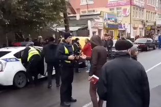 Штовханина та опір копам. У поліції розповіли подробиці затримання чоловіка в Івано-Франківську