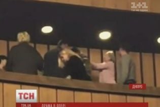 Поліція затримала жінку, яка півроку тому в театрі в Дніпрі вдарила молотком по голові АТОвця