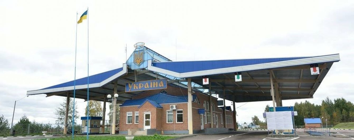 Митник заробляв за зміну до 15 тисяч на пропуску авто з іноземними номерами
