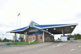 Митник заробляв за зміну до 15 тисяч на пропуску авто з іноземними номерами