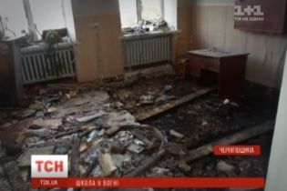 На Чернігівщині пожежу у школі гасили сім годин
