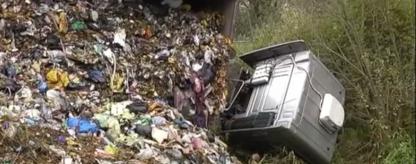 Фура з 20 тоннами львівського сміття перекинулася дорогою до Києва