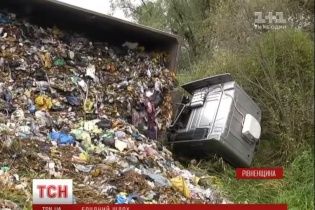 Фура з 20 тоннами львівського сміття перекинулася дорогою до Києва