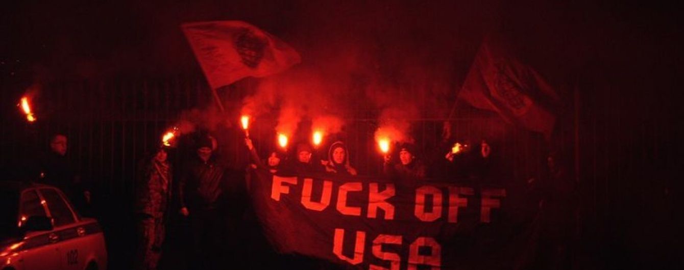 У Москві нацболи закидали фаєрами резиденцію посла США