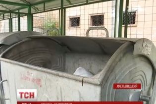 У Хмельницькому немовля викинули на смітник у коробці з-під взуття