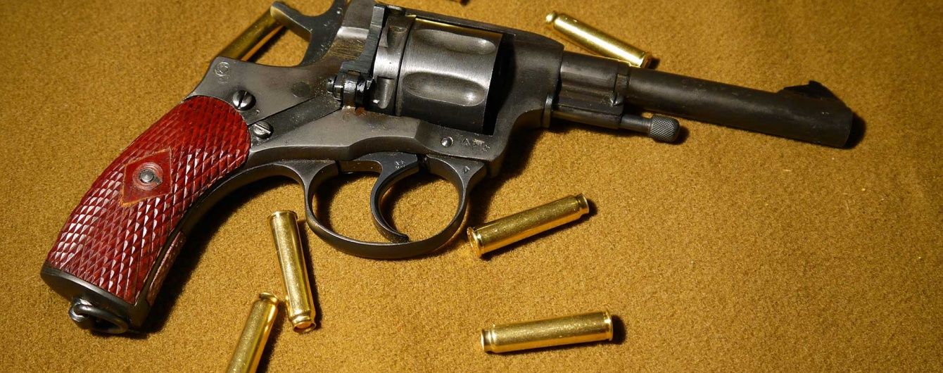У Києві в метро затримали чоловіка з "Наганом"