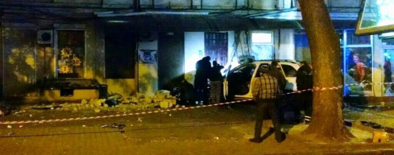 Одеські лікарі борються за життя потерпілих в нічній аварії, а поліція розшукує винуватців