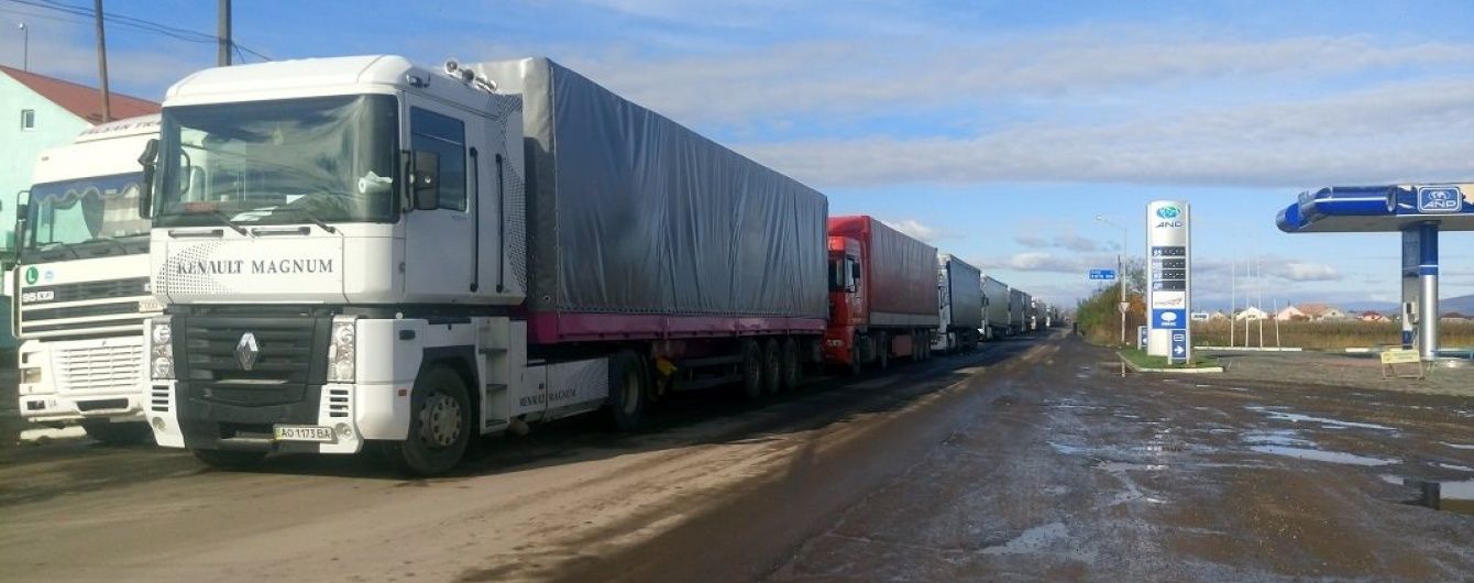 На Закарпатті біля пропускного пункту скупчилися сотні фур з Росії