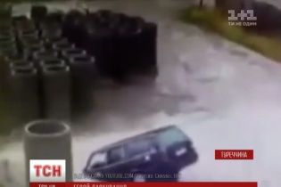 Турецький водій сплутав басейн із калюжею і втопив машину