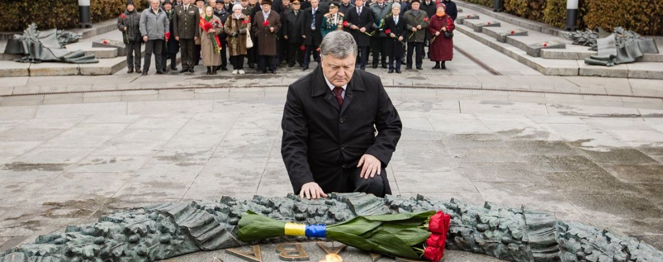 Порошенко привітав українців із 73-ю річницею звільнення Києва