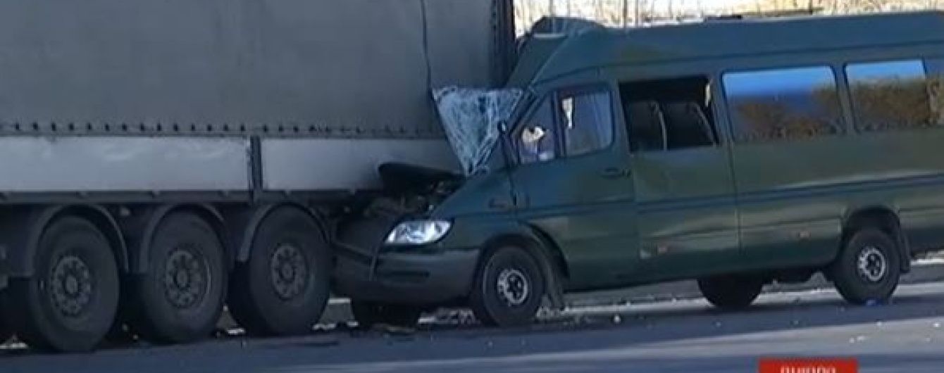 Унаслідок ДТП із маршруткою в Дніпрі дві людини перебувають на межі смерті