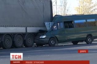Унаслідок ДТП із маршруткою в Дніпрі дві людини перебувають на межі смерті