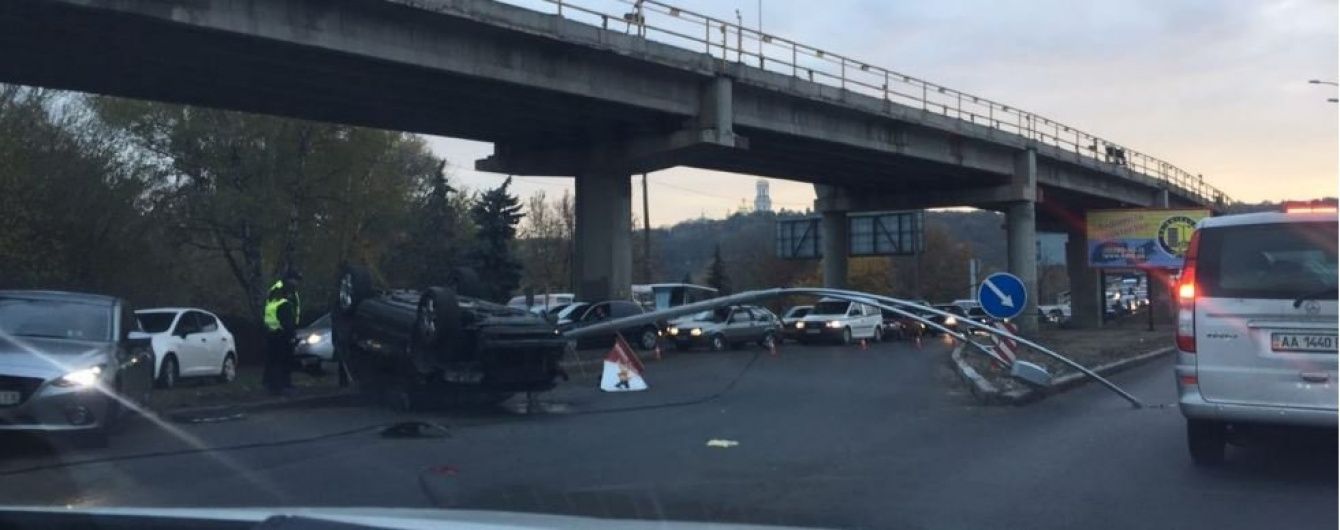 У Києві рух мостом "Метро" паралізувало через аварію