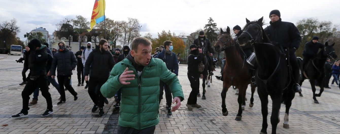"Конопляний марш" обернувся блокадою фунікулеру та появою поліцейської кавалерії