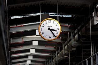 Україна переходить на літній час: коли та як переводити стрілки годинників