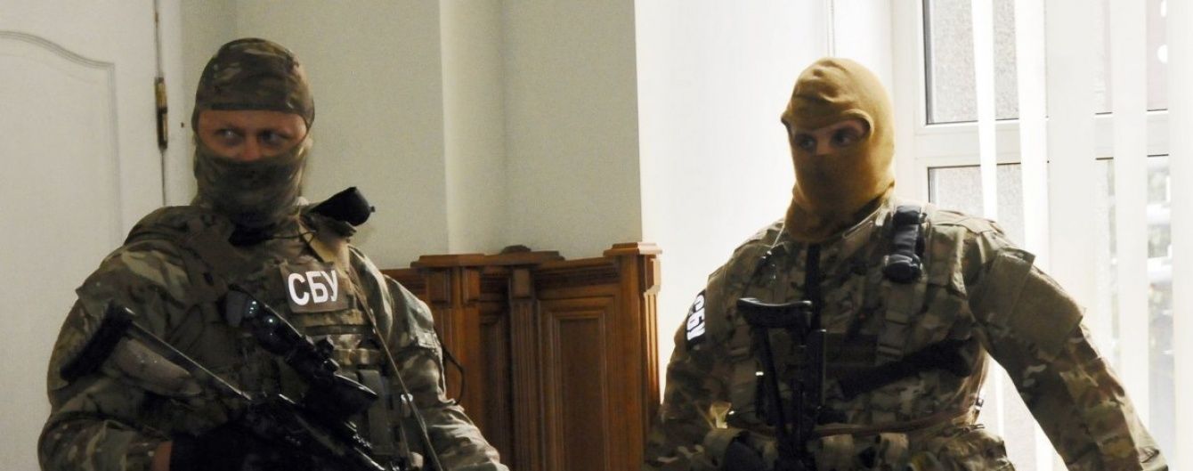 Прокуратура й СБУ влаштували обшуки в митників на Сумщині