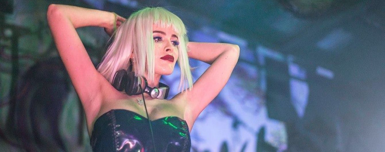 "Білявка" Астаф'єва в шкіряній міні-сукні відіграла діджей-сет